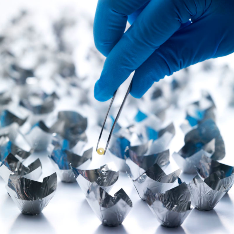 Versatile analyzer for solid and liquid samples